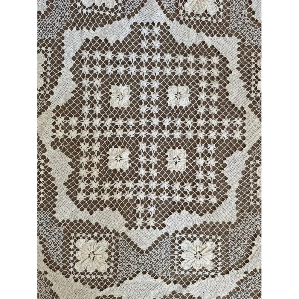 Vintage Round Lace Doily Cream Floral Embroidered Scalloped Table Topper 29 Inch